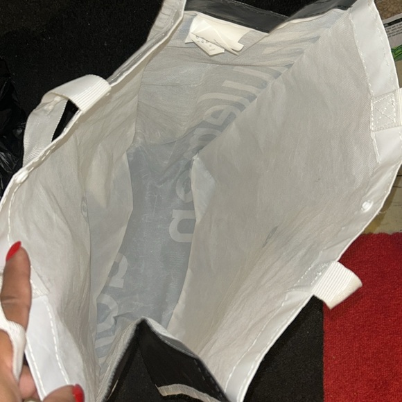 Stylish Lululemon White Tote Bag - Picture 4 of 6